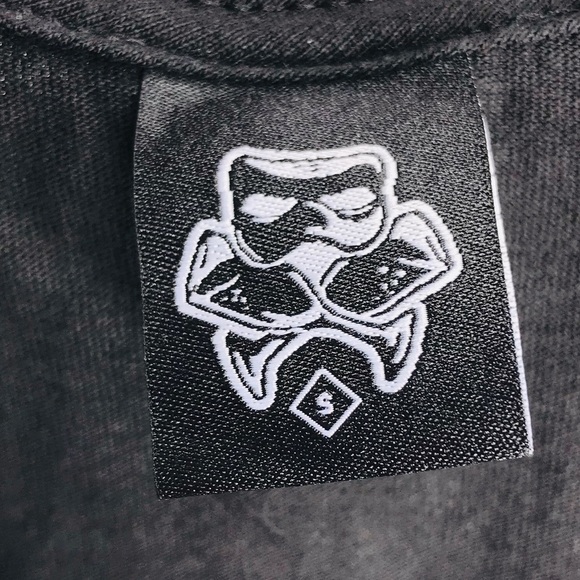 2 Shirts Black Greetings From Cali/Maroon Gas-mask - Picture 8 of 8